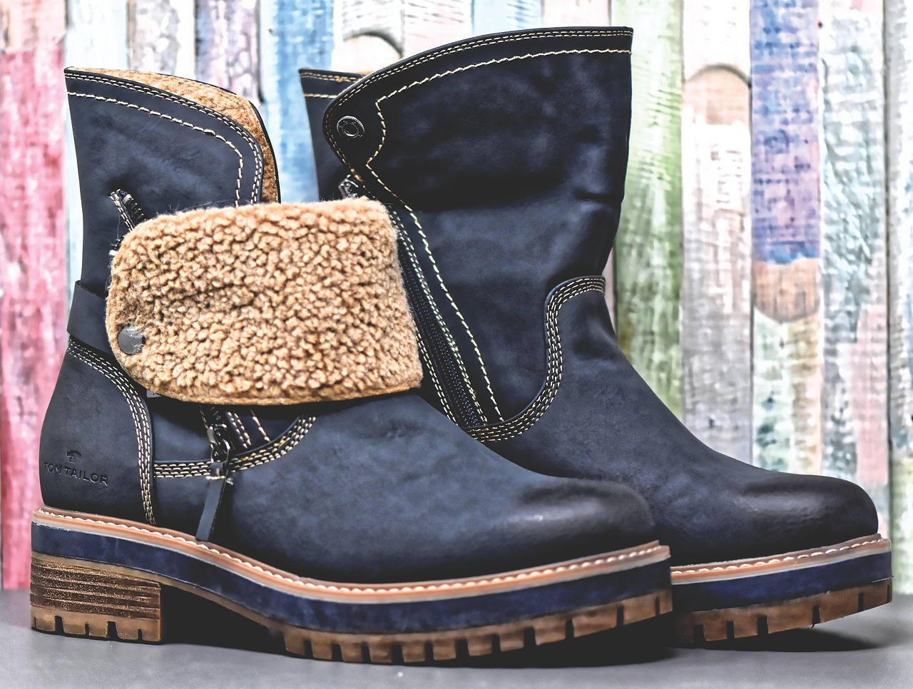 Vrouw die een leren schoen aantrekt die te krap zit