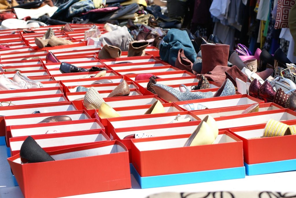 Kleurrijke schoenen naast een smartphone met een online winkelapp