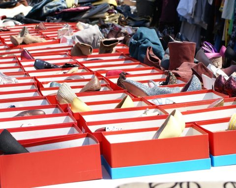 Kleurrijke schoenen naast een smartphone met een online winkelapp