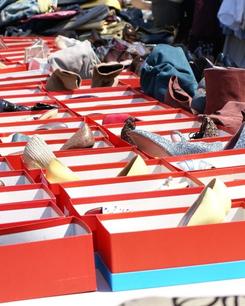 Kleurrijke schoenen naast een smartphone met een online winkelapp