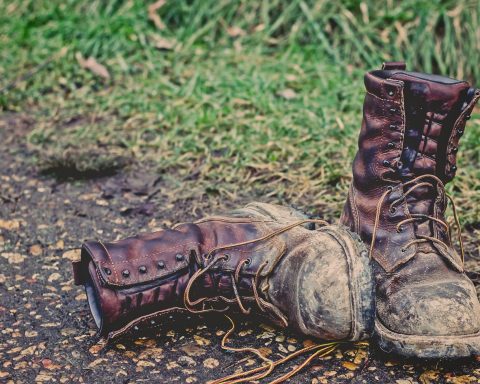Vrouw in linnen broek en mini Uggs schoenen op een zomerse dag