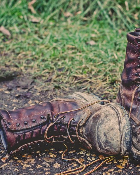 Vrouw in linnen broek en mini Uggs schoenen op een zomerse dag