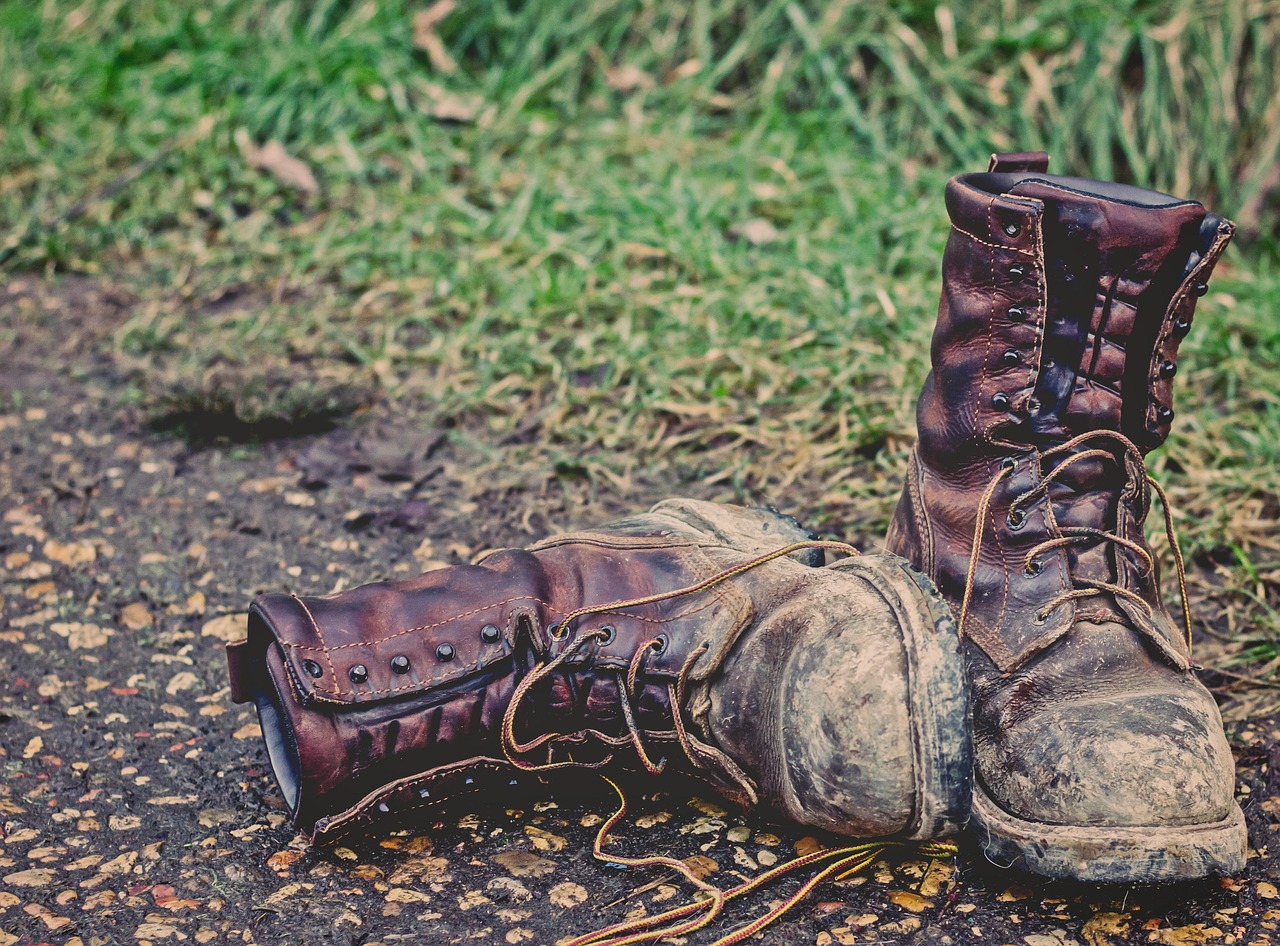 Vrouw in linnen broek en mini Uggs schoenen op een zomerse dag