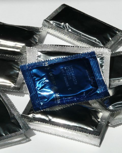 Verpakking van een vrouwelijk condoom op een witte achtergrond
