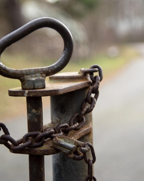 Close-up van een fietsslot en ketting bij een tweedehands fiets