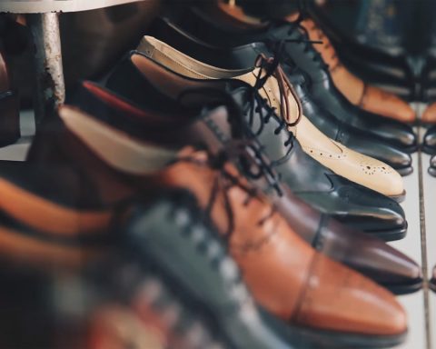 Nette leren damesschoenen op een rij in een schoenenwinkel