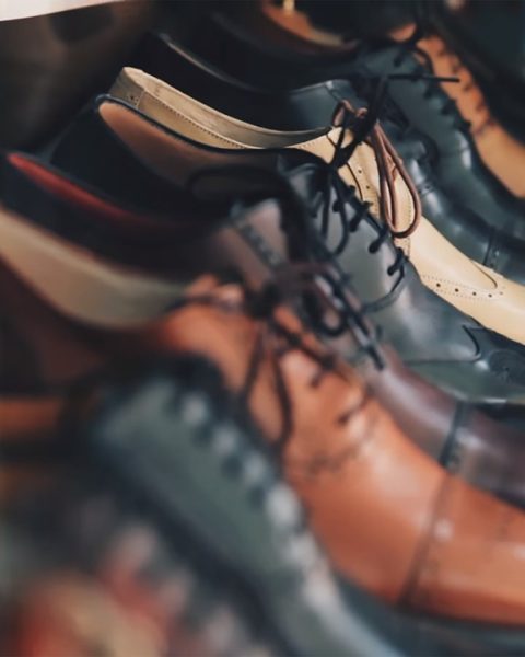 Nette leren damesschoenen op een rij in een schoenenwinkel