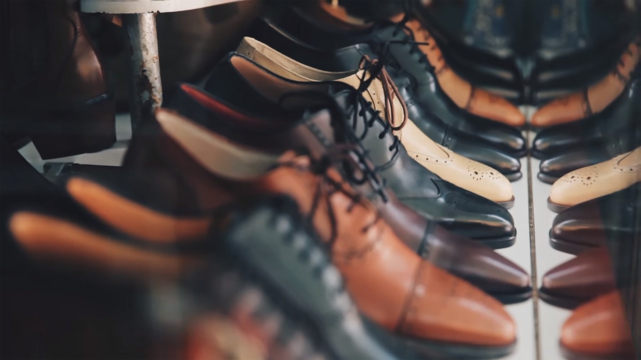 Nette leren damesschoenen op een rij in een schoenenwinkel