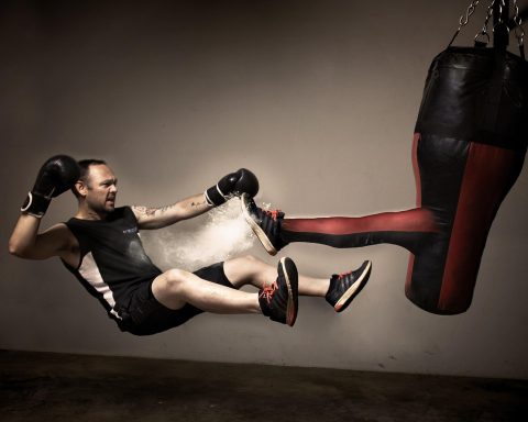 Twee vrouwen trainen op bokshandschoenen in een sportschool