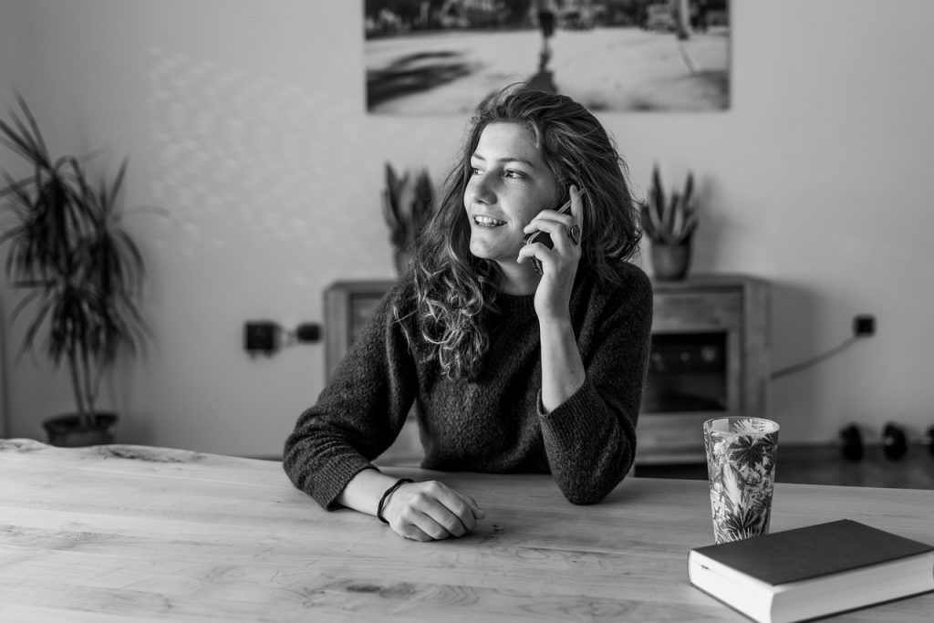 Jonge vrouw in gesprek met een arts over haar gezondheid