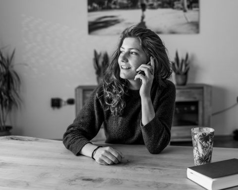 Jonge vrouw in gesprek met een arts over haar gezondheid