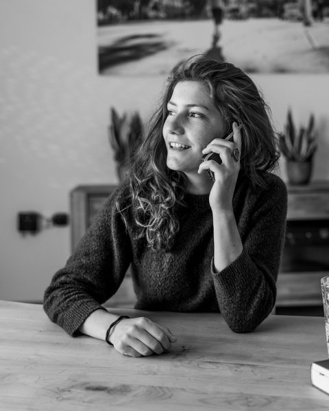 Jonge vrouw in gesprek met een arts over haar gezondheid