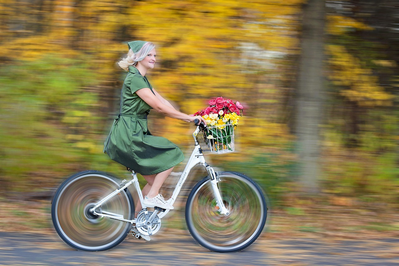 Vrouw test een damesfiets bij een fietsenwinkel