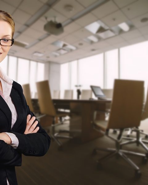 Jonge vrouw spreekt zelfverzekerd in een vergadering op de werkvloer