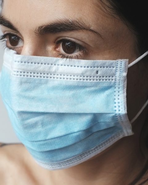 Ayurvedische ingrediënten voor een gezichtsmasker zoals kurkuma, klei en rozenwater op een houten tafel
