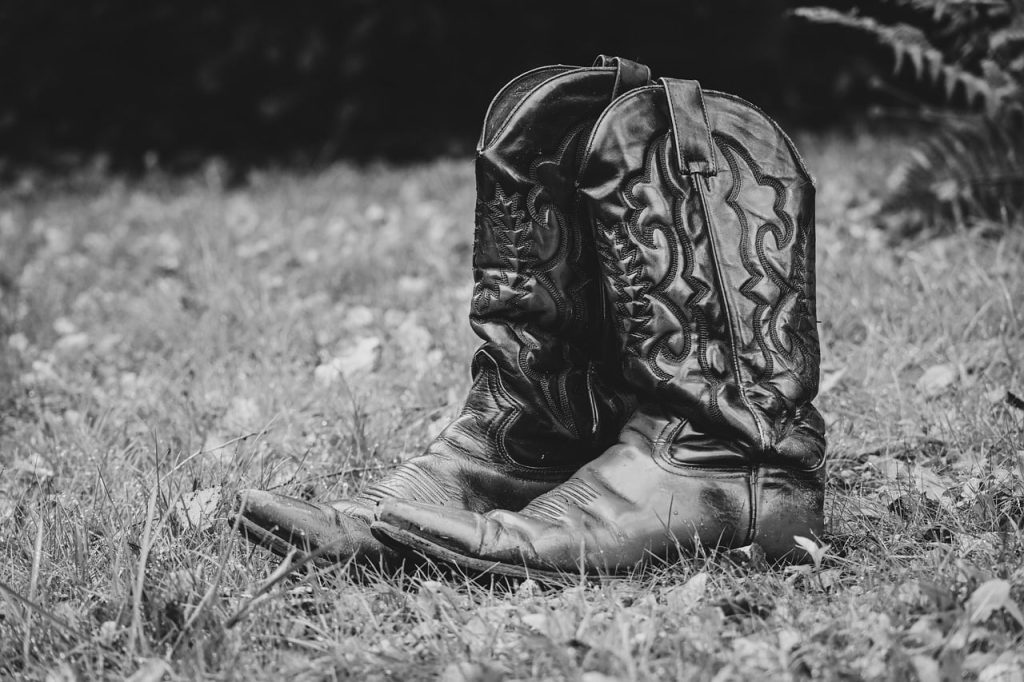 Vrouw die leren boots aanpast in een herfstige omgeving