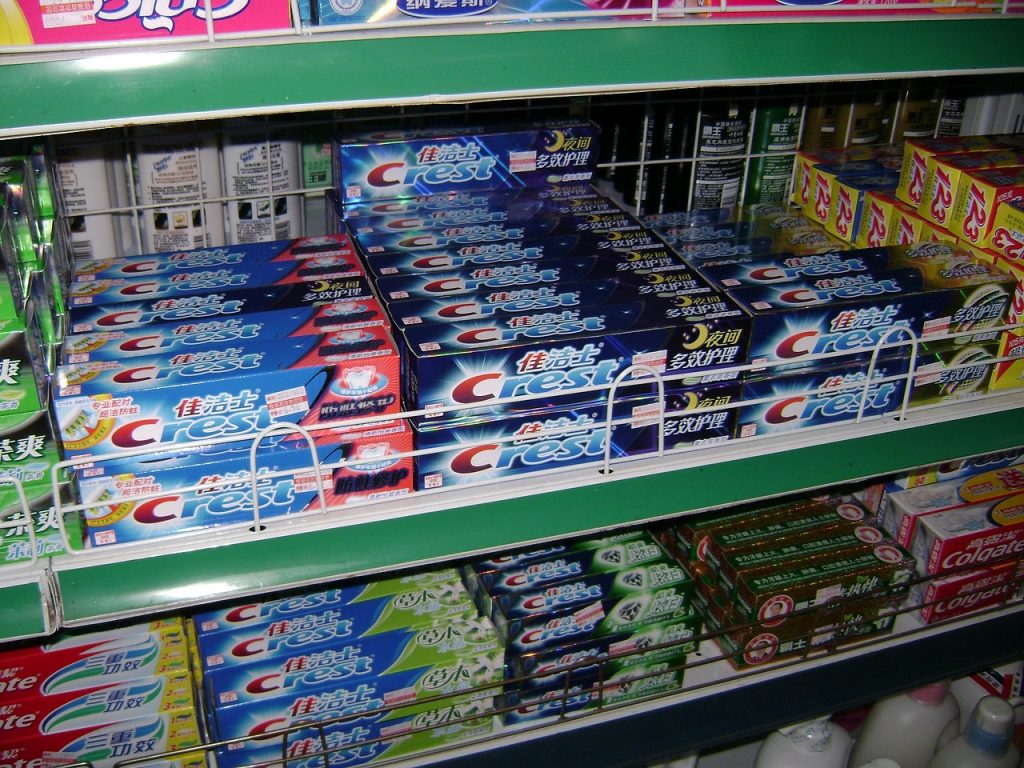 Schoenrek met verschillende modellen damesschoenen in een outletwinkel
