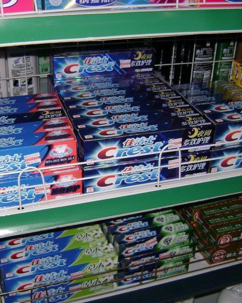 Schoenrek met verschillende modellen damesschoenen in een outletwinkel