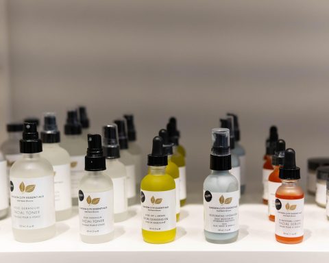 Huidverzorgingsproducten op een plank, waaronder reiniger, dagcrème en serum