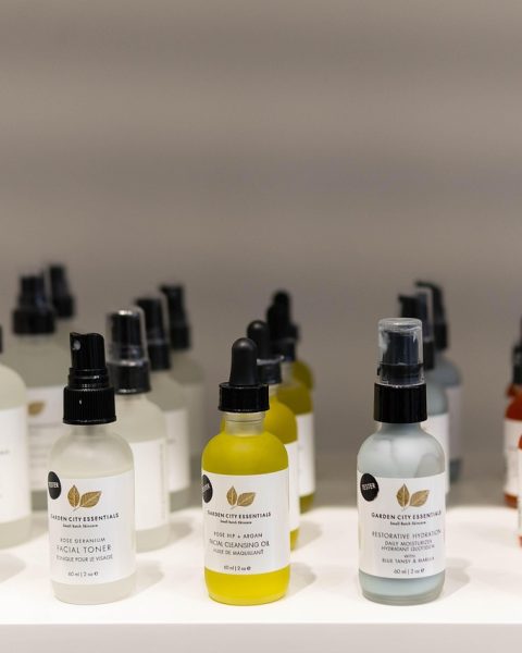 Huidverzorgingsproducten op een plank, waaronder reiniger, dagcrème en serum