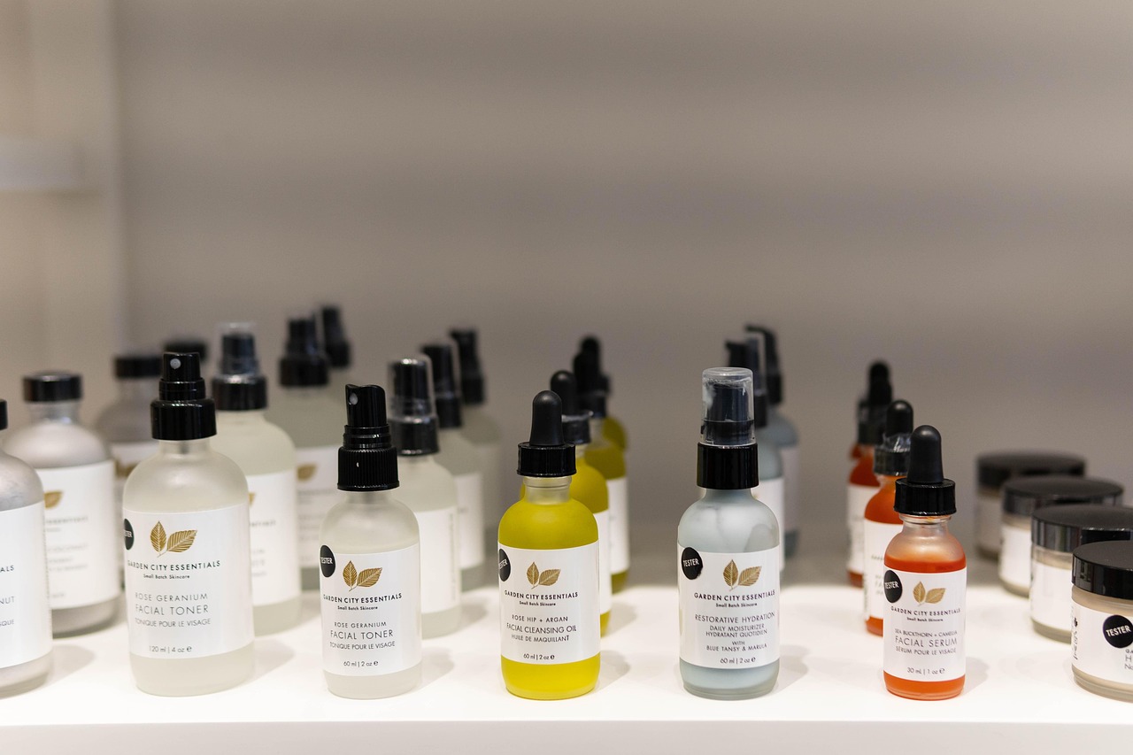 Huidverzorgingsproducten op een plank, waaronder reiniger, dagcrème en serum