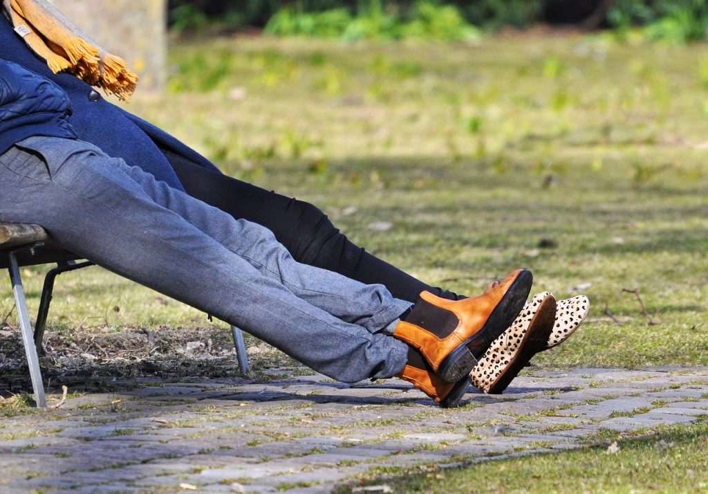Vrouw past een wide leg broek in een kledingwinkel