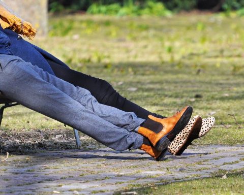 Vrouw past een wide leg broek in een kledingwinkel