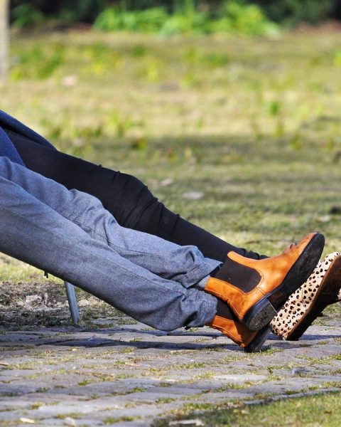 Vrouw past een wide leg broek in een kledingwinkel