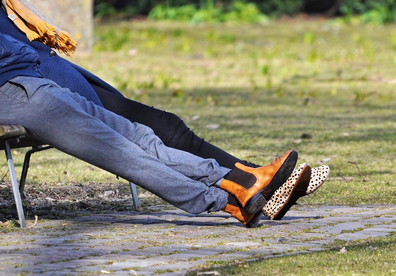 Vrouw past een wide leg broek in een kledingwinkel