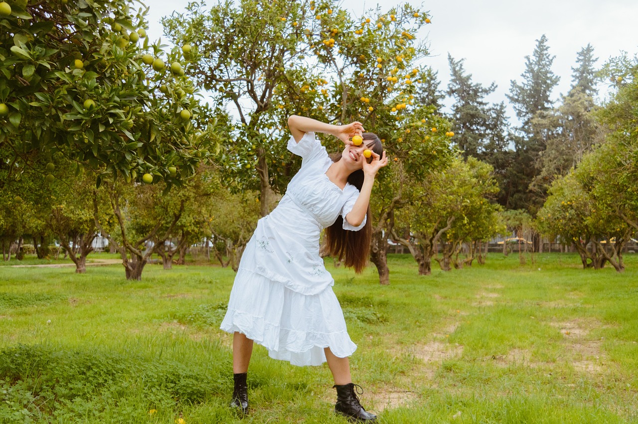 Een vrouw balanceert op een slackline gespannen tussen twee bomen in een bos