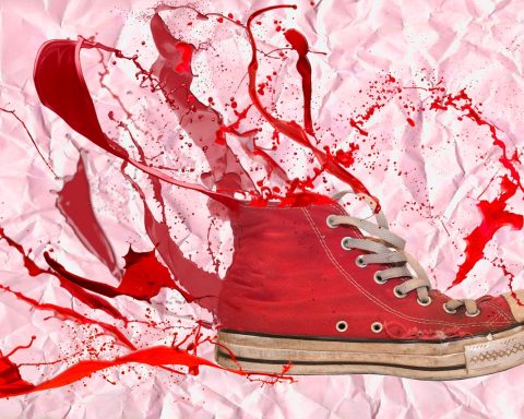 Vrouw doet oefening met weerstandsband voor nek en schouders