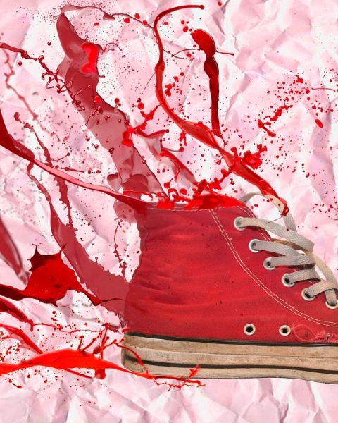 Vrouw doet oefening met weerstandsband voor nek en schouders