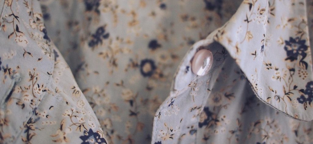 Jonge vrouw die een outfit kiest uit haar kledingkast