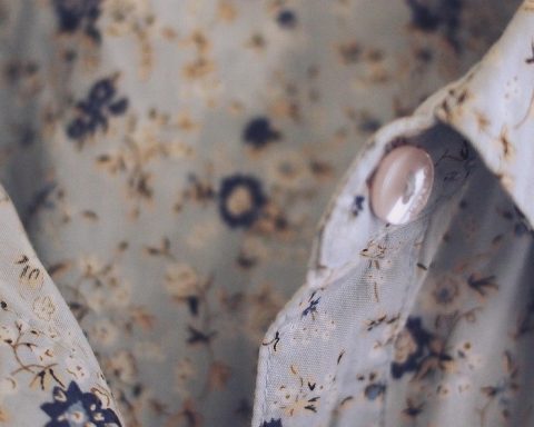 Jonge vrouw die een outfit kiest uit haar kledingkast