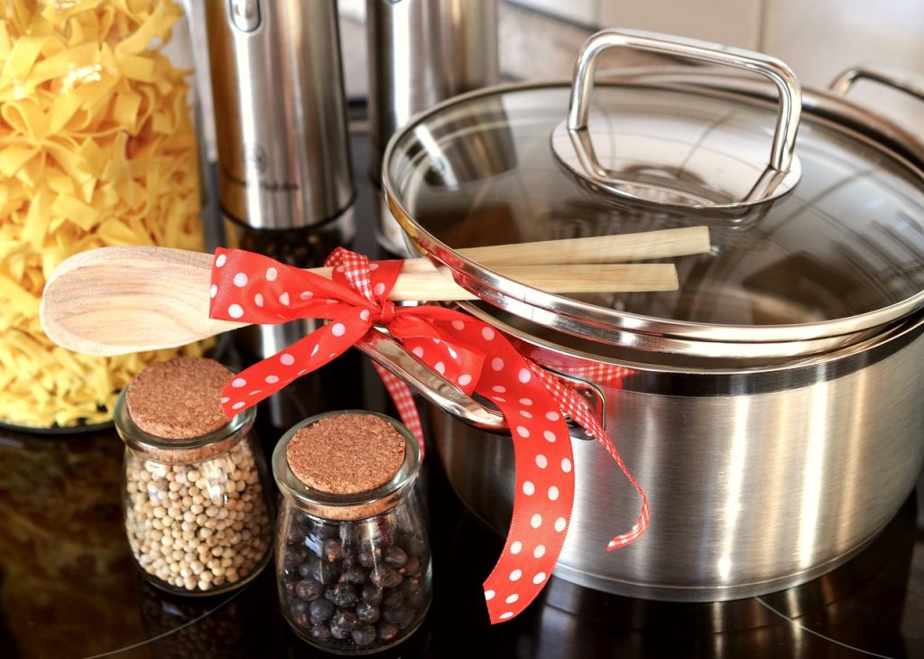 Voorbereide maaltijden in bakjes op een keukentafel klaar voor de werkweek