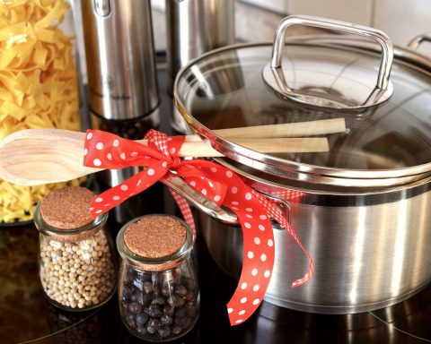 Voorbereide maaltijden in bakjes op een keukentafel klaar voor de werkweek