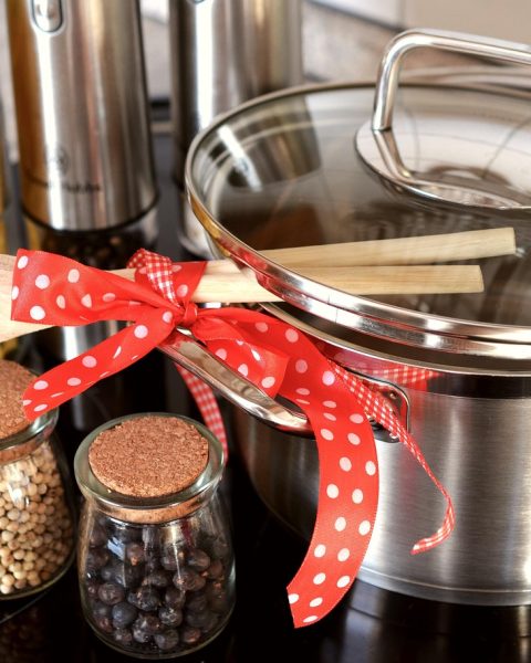 Voorbereide maaltijden in bakjes op een keukentafel klaar voor de werkweek